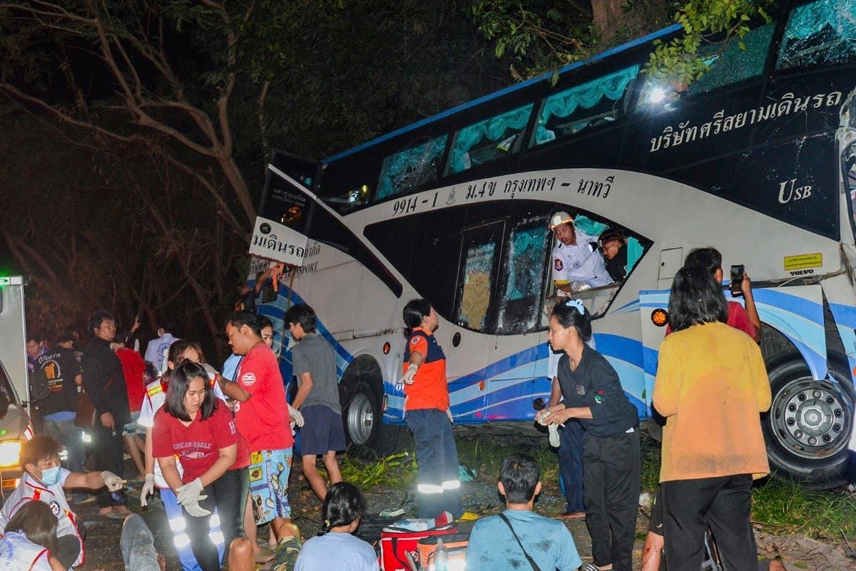 Автобус катастрофира в западен Тайланд, убивайки 14 души и ранявайки повече от 30 други