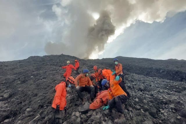 <p>Rescuers evacuate victims from the slopes of Mount Marapi in West Sumatra</p>