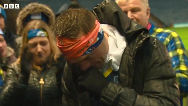 <p>Kevin Sinfield fights back tears in tribute to Doddie Weir during MND challenge.</p>