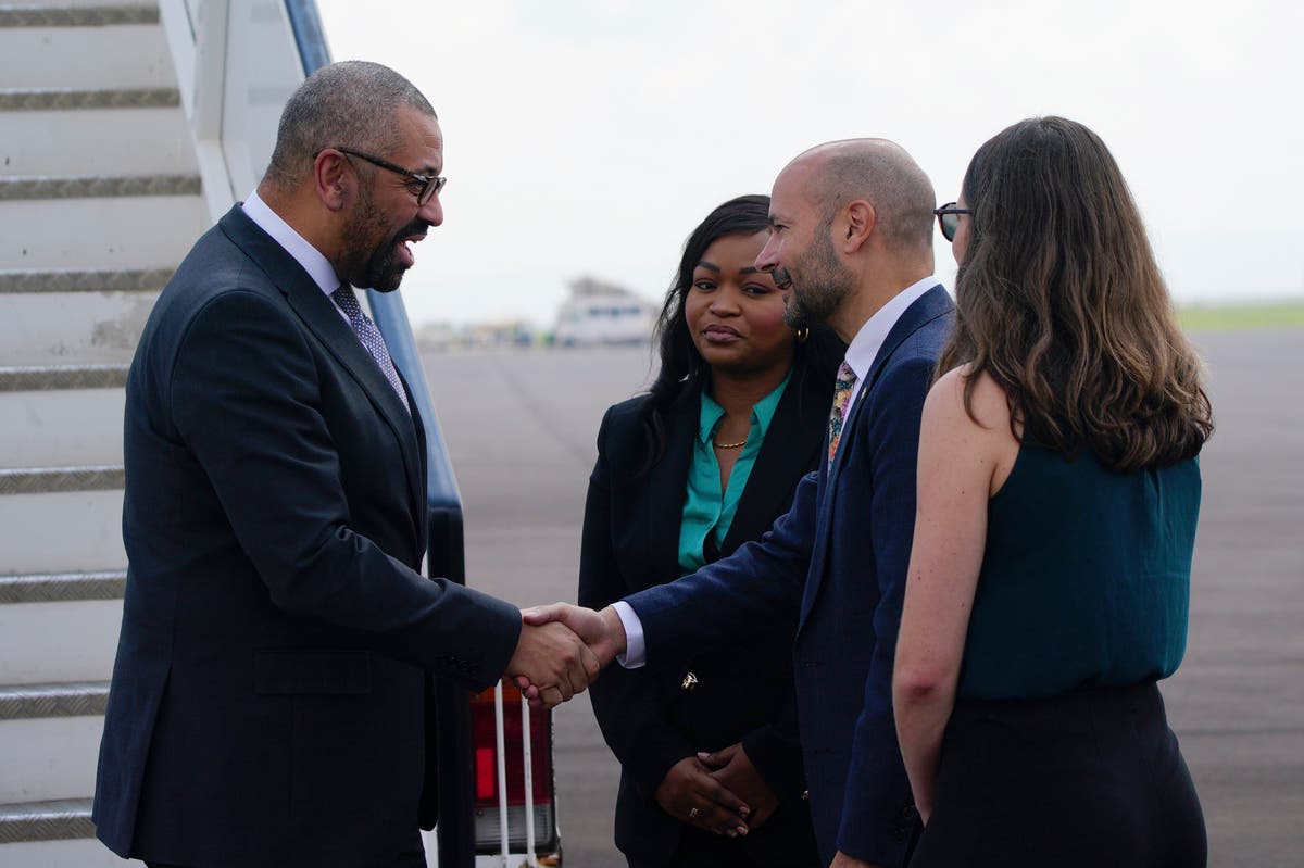Министърът на вътрешните работи на Обединеното кралство Джеймс Клевърли посещава Руанда, за да се опита да деблокира спорния план за предоставяне на убежище