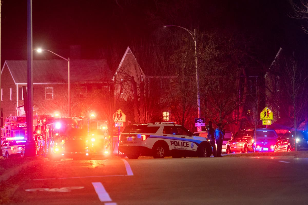 Къщата в Арлингтън експлодира, докато полицията реагира на изстрелите