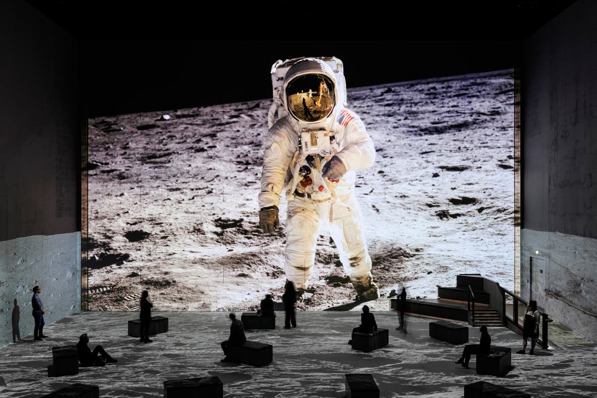 Том Ханкс черпи от любовта си към космоса за потапящия документален филм „The Moonwalkers“