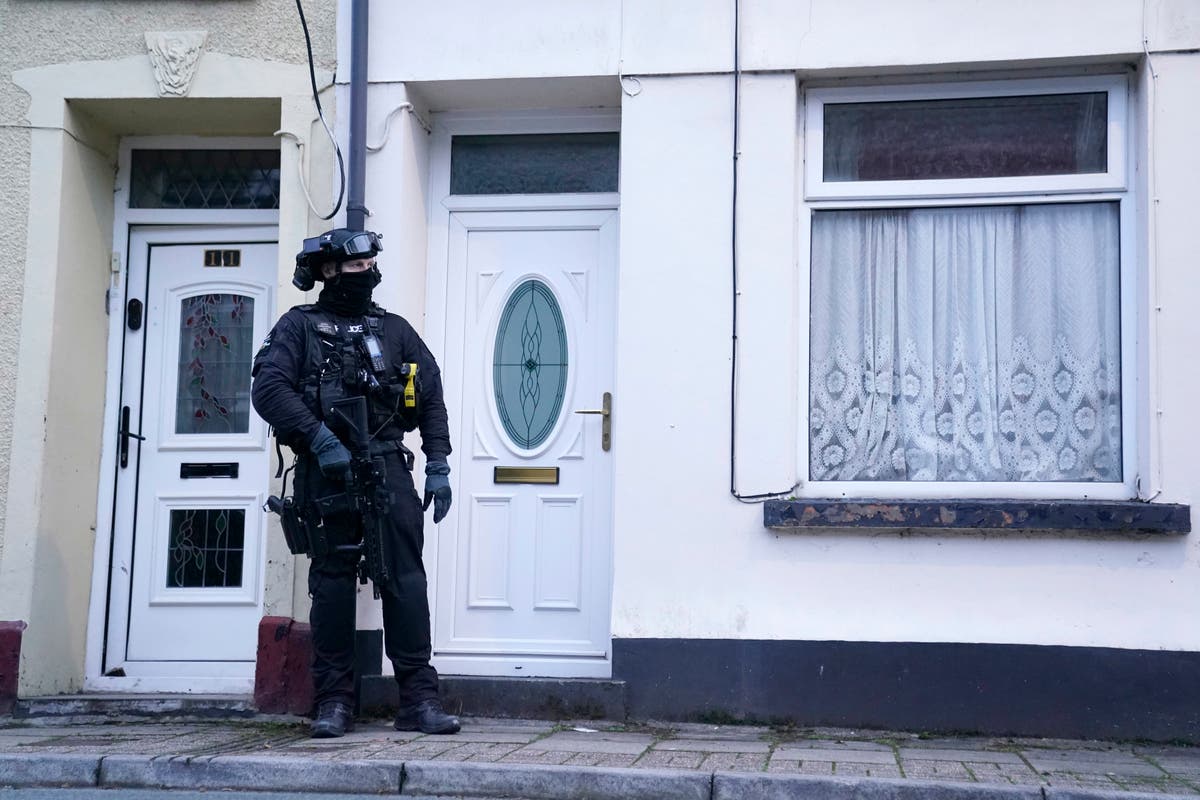 Намушкване в Аберфан – на живо: Въоръжената полиция арестува заподозрян за „опит за убийство“ на бременна жена в Южен Уелс
