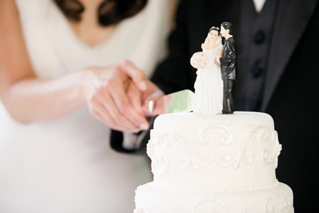 <p>Bride applauded for refusing to change wedding cake despite mother’s allergy</p>