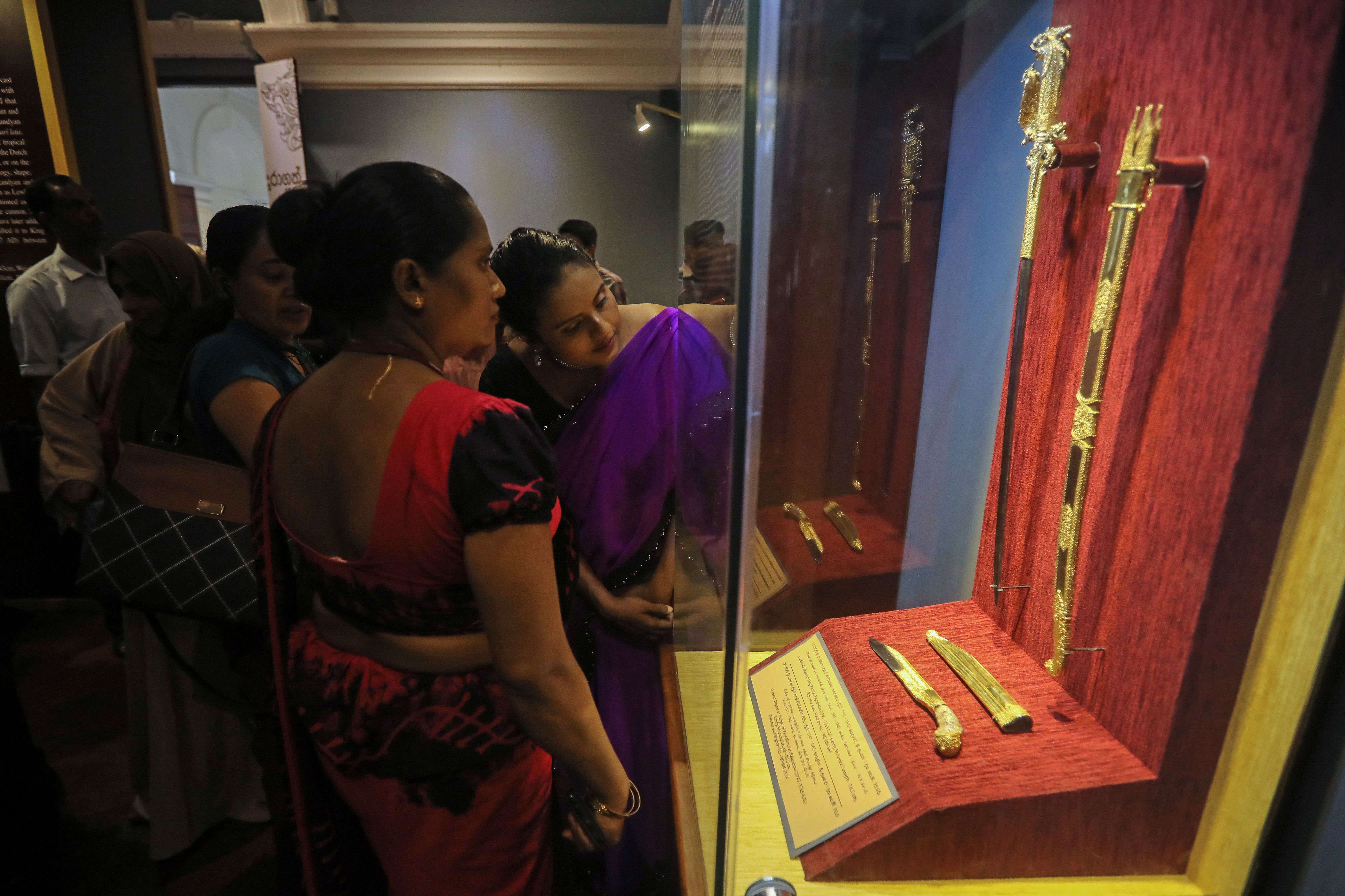 The objects include the Lewke’s cannon, two Gold kastanes (ceremonial swords), a Singalese knife, a Silver kastane, and two guns