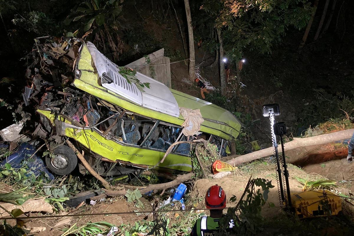 Най-малко 16 загинали и 12 ранени при падане на пътнически автобус от пропаст в централни Филипини