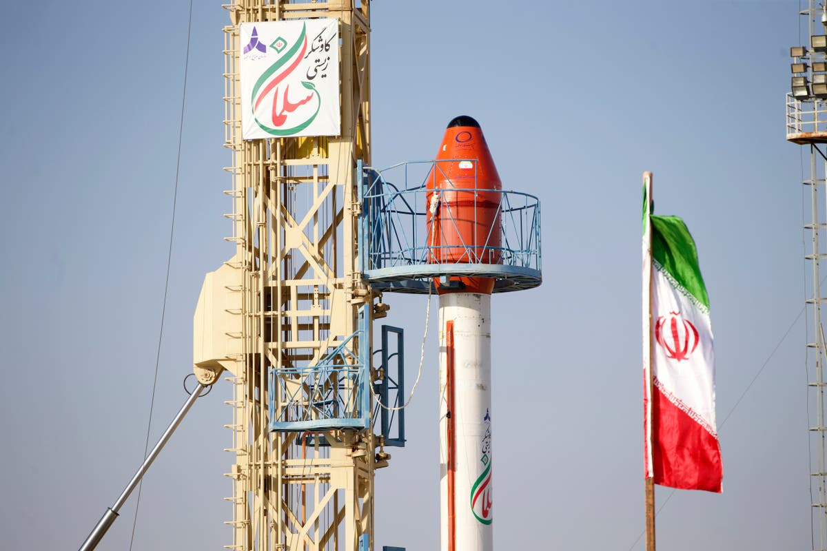 Иран казва, че е изпратил капсула с животни в орбита, докато се подготвя за човешки мисии