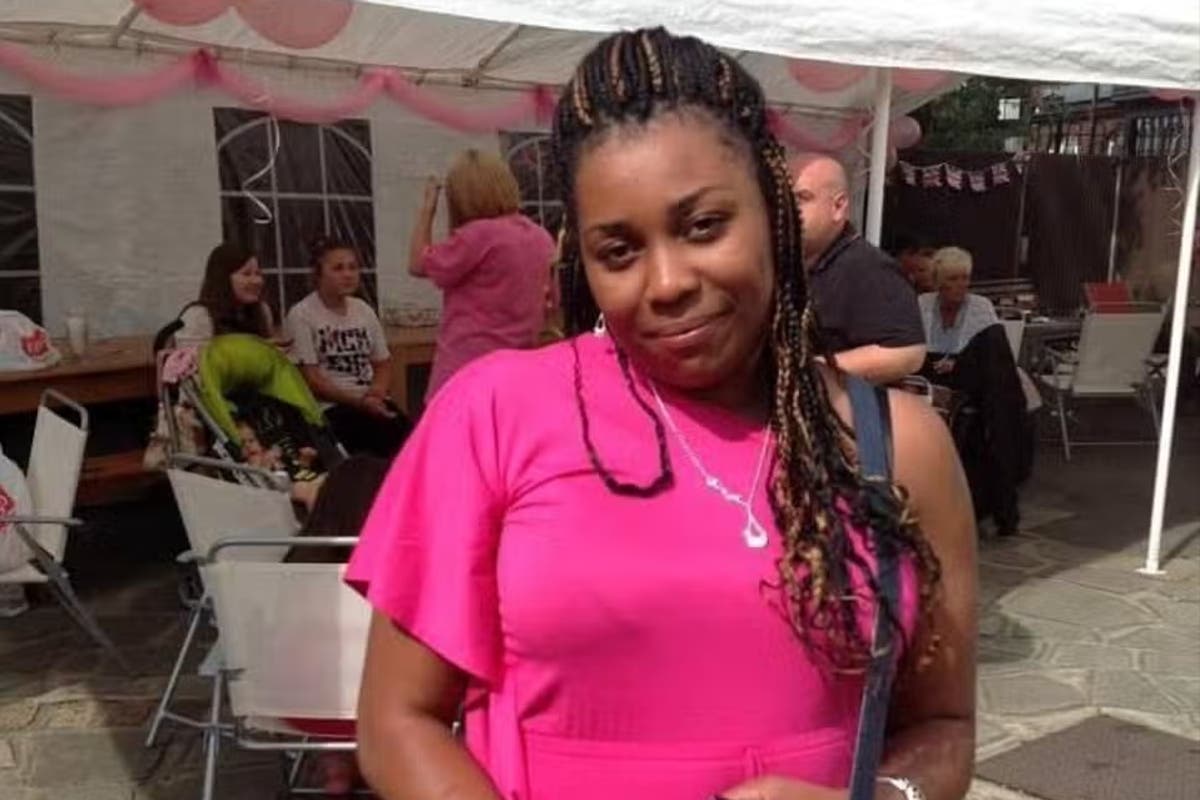 Майка е убита „пред очите на дъщеря си“ при тройна стрелба на прага й