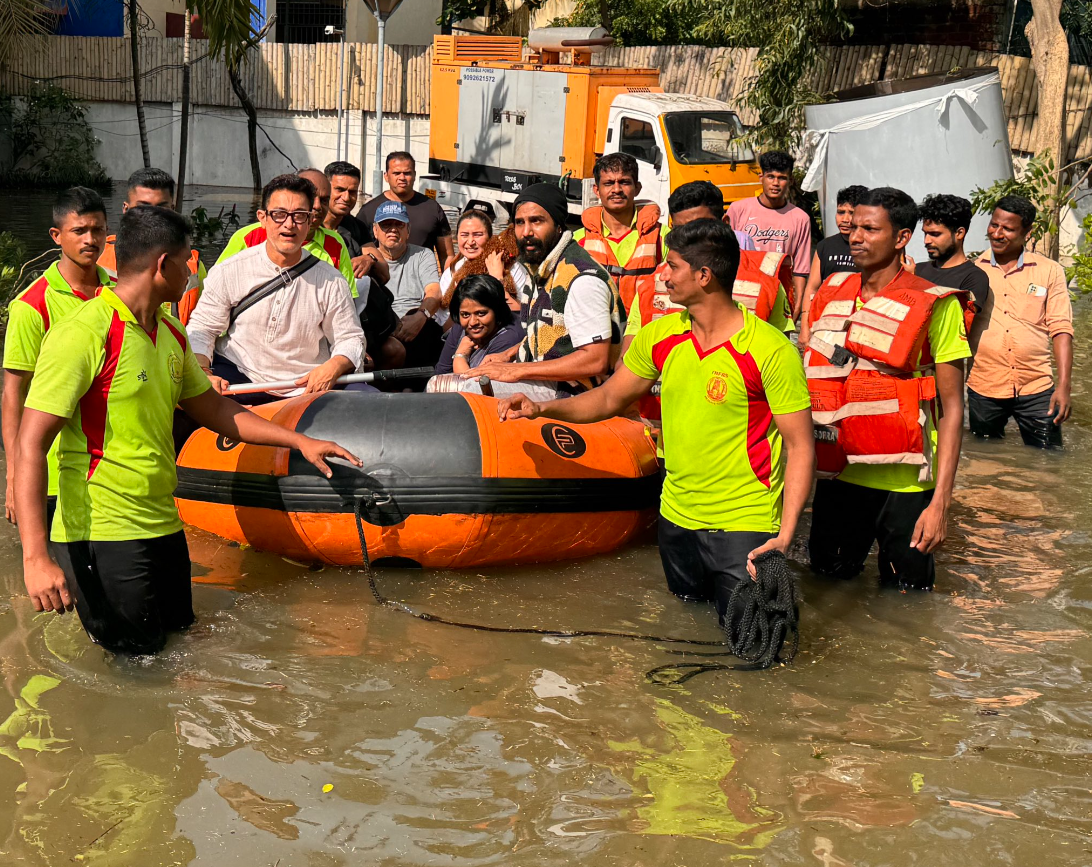 <p>Actors Aamir Khan and Vishnu Vishal rescued after being stranded during Chennai floods</p>