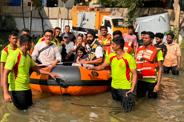 <p>Actors Aamir Khan and Vishnu Vishal rescued after being stranded during Chennai floods</p>