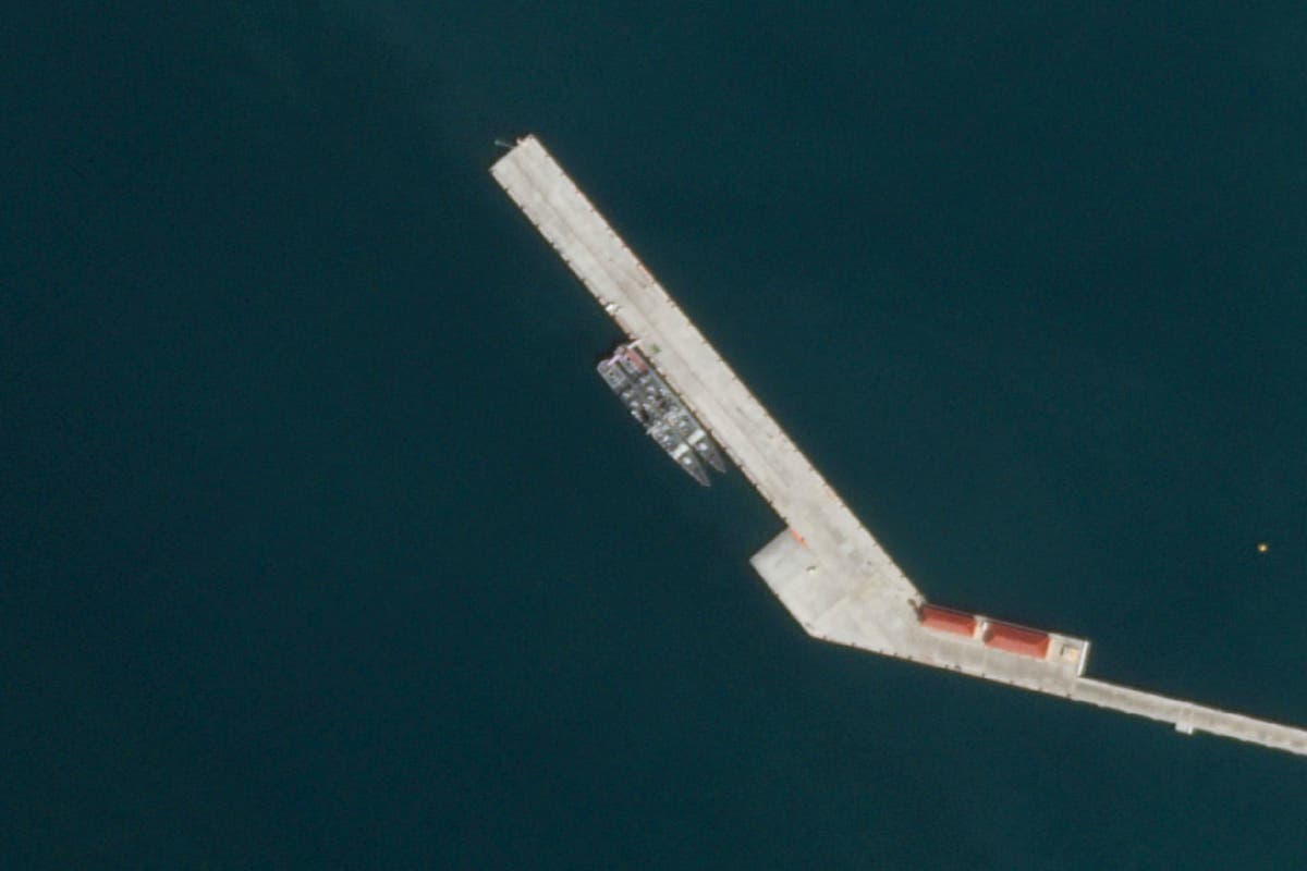 Новината за поне два китайски кораба, акостирали във военноморската база