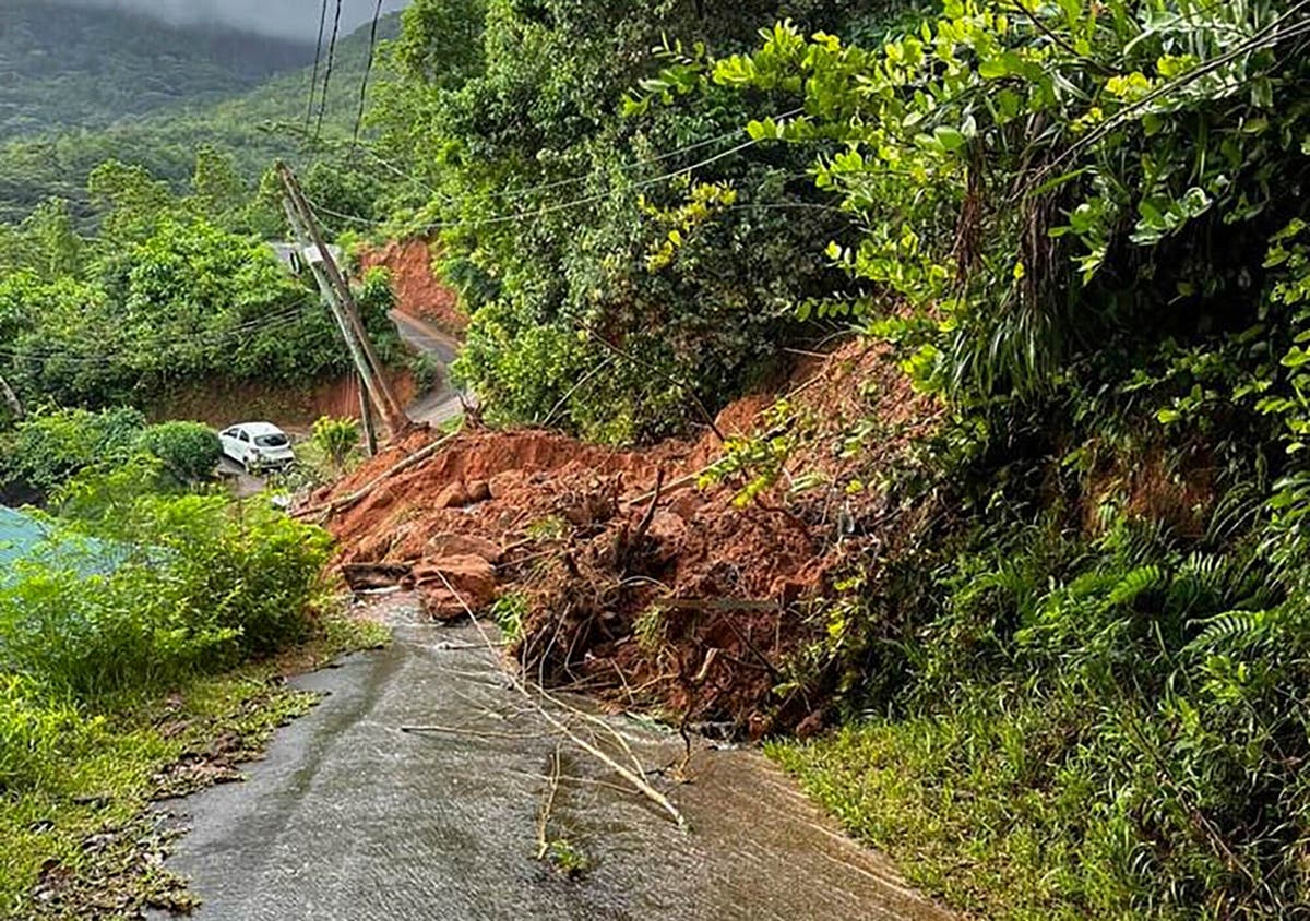 Сейшелските острови обявиха извънредно положение след огромна експлозия; най-малко 3 загинали при отделни наводнения