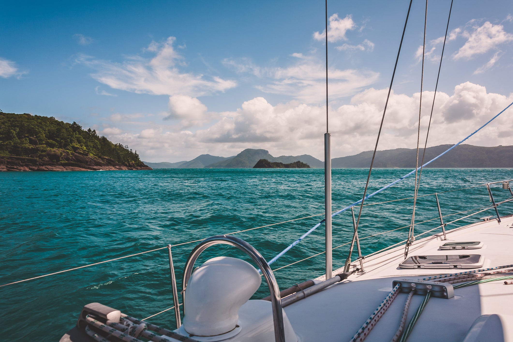 Navegue até as areias brancas das Whitsundays para um mergulho com snorkel com a animada vida marinha