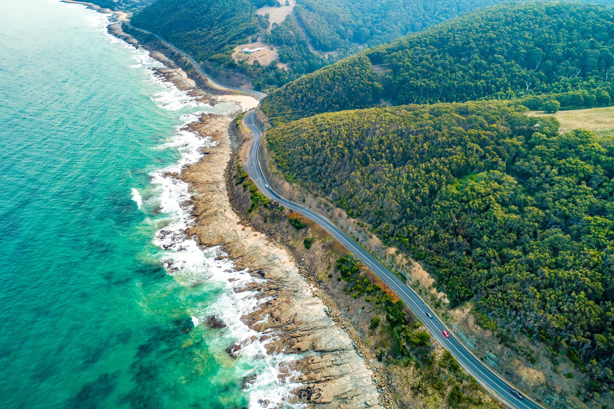 Percorrendo 150 milhas de Torquay a Allansford, a Great Ocean Road atinge a maioria dos destaques de Victoria