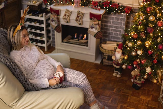 <p>Pregnant woman at Christmas (stock image)</p>