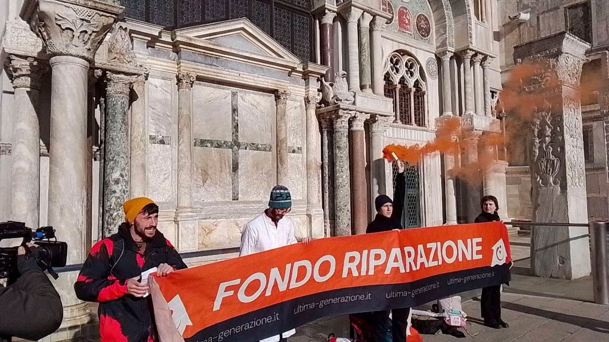 Климатичните активисти изливат кал и Nesquik върху базиликата Сан Марко във Венеция
