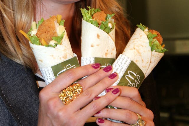 <p>Super model Heidi Klum poses with three new designed McDonald’s chicken wraps during a press conference at the Munich Inner City McDonald’s Restaurant ‘Im Tal’ on 29 May 2008 in Munich, Germany</p>