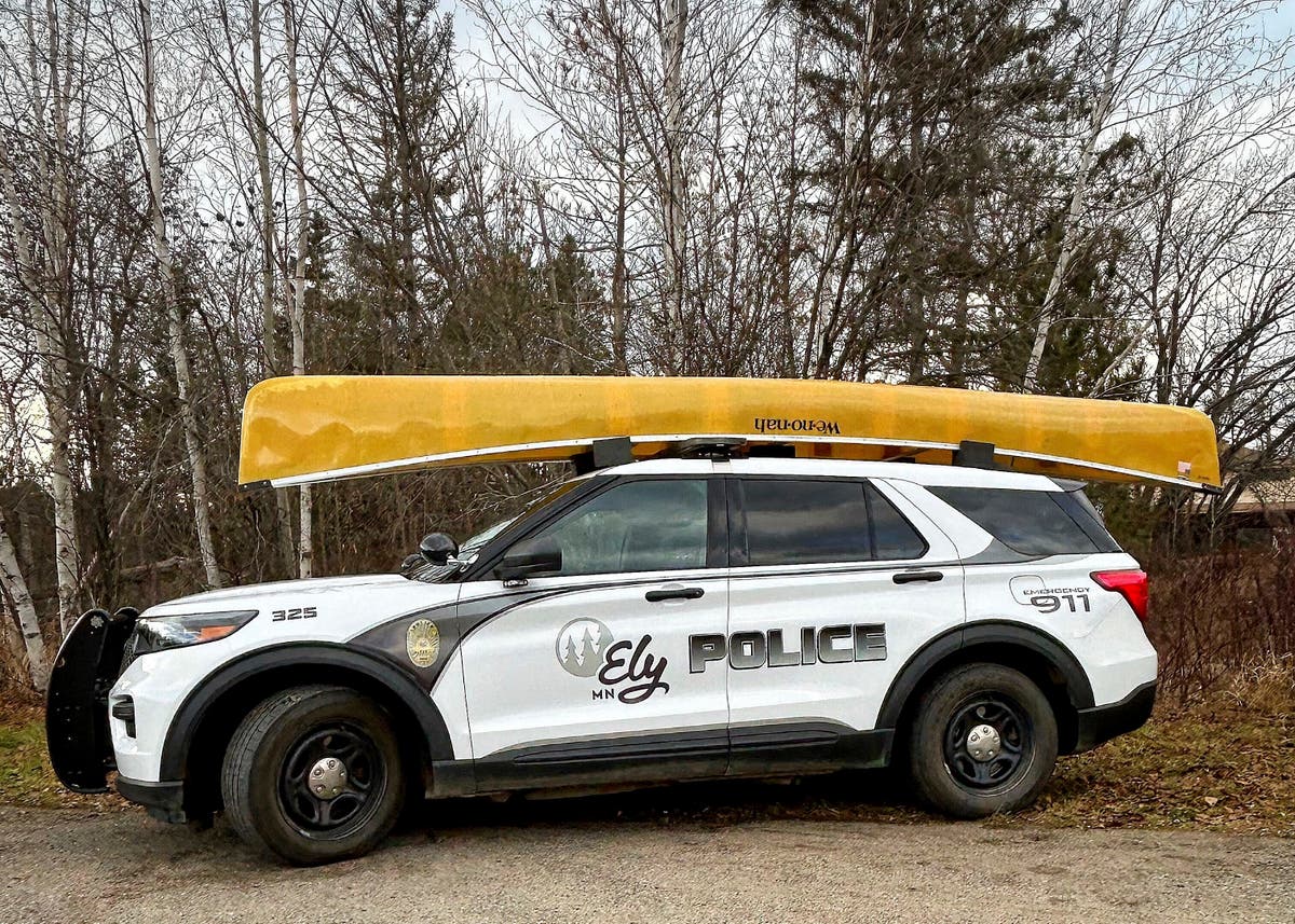 Малко полицейско управление в северните гори на Минесота предлага безплатни канута, за да помогне за набирането на нови служители