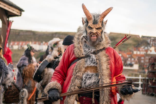 <p>En Whitby, Yorkshire, los participantes se alistan para la Krampus Run, una festividad que honra al mítico ser con cuernos que acompaña a San Nicolás </p>
