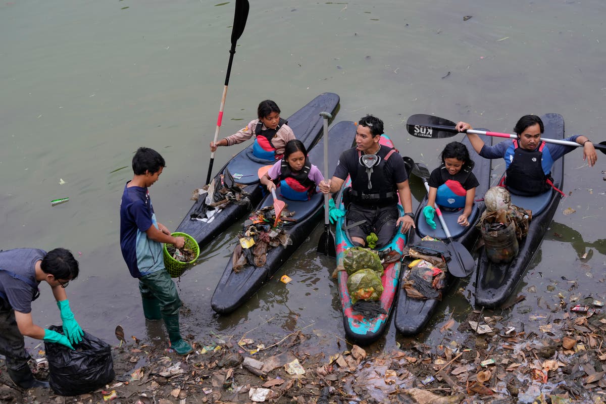 Младежите на Индонезия почистват боклука от водните пътища, но по-трайни решения все още не се намират