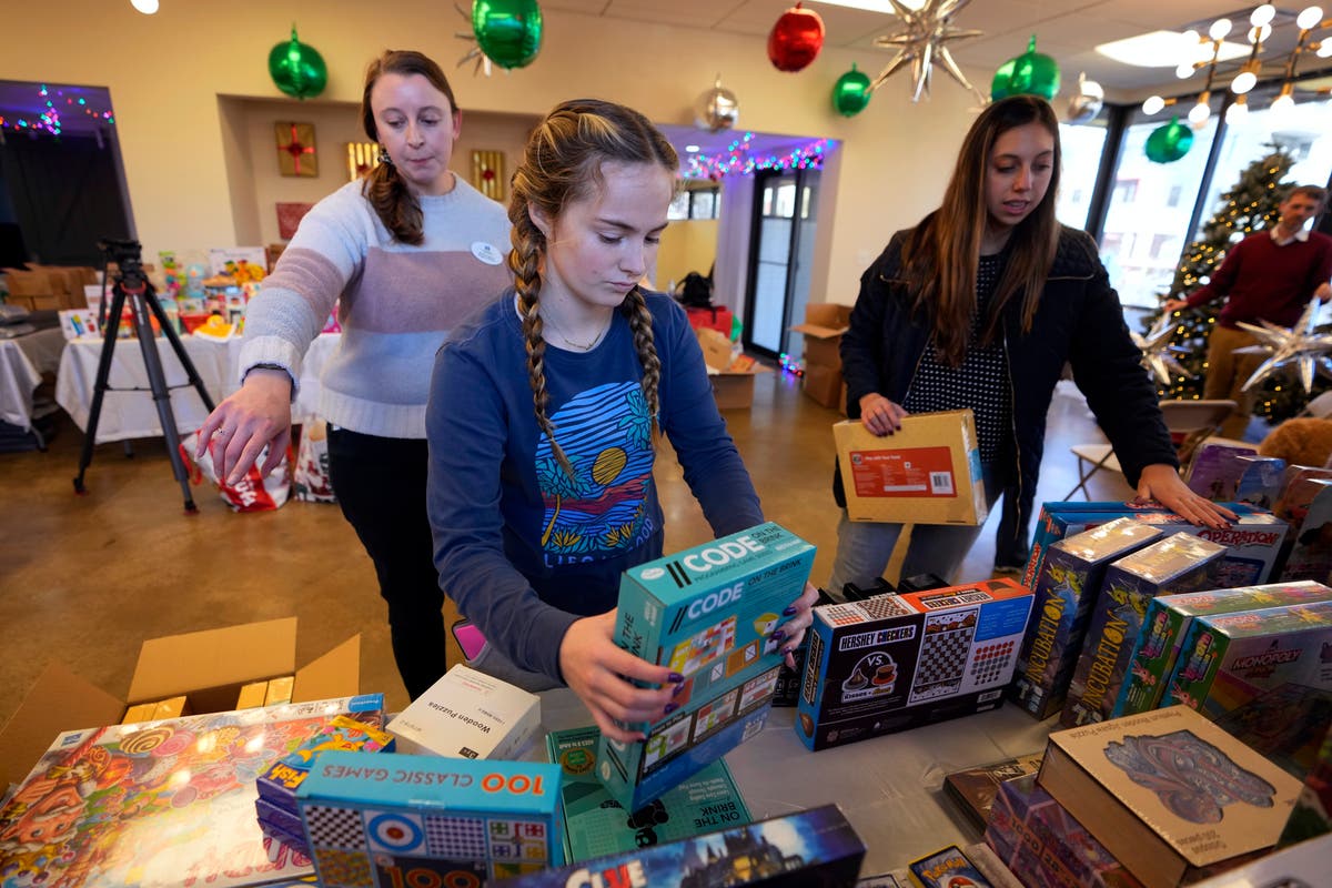 Безплатният магазин за играчки в Нешвил дава на семействата достойнството на избор, докато пазаруват празнични подаръци