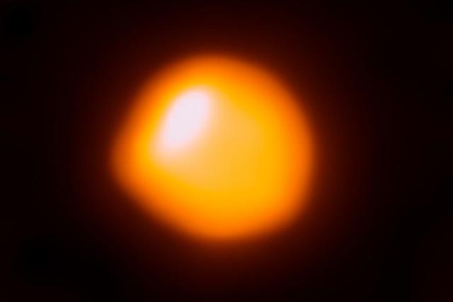 <p>Una imagen de Betelgeuse capturada en 2017 por el Atacama Large Millimeter/submillimeter Array que muestra posibles células de convección en la superficie. </p>