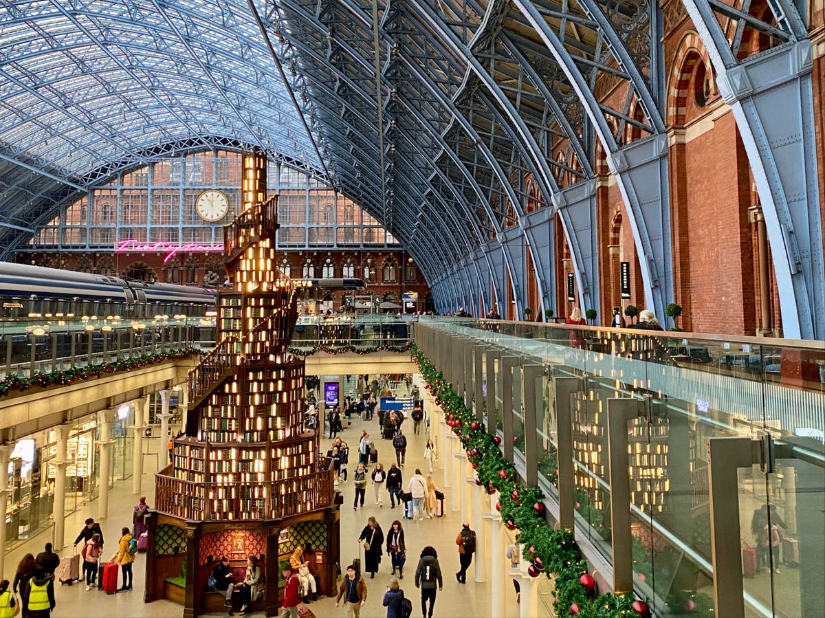 Christmas travel: The busiest days on trains, at airports and on the roads