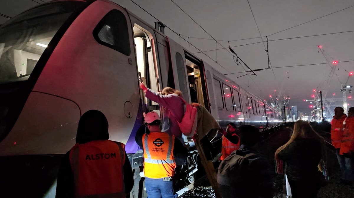 Джеймс Блънт сред пътуващите на линията Elizabeth Line, останали блокирани в тъмнината с часове след повреда на кабелите