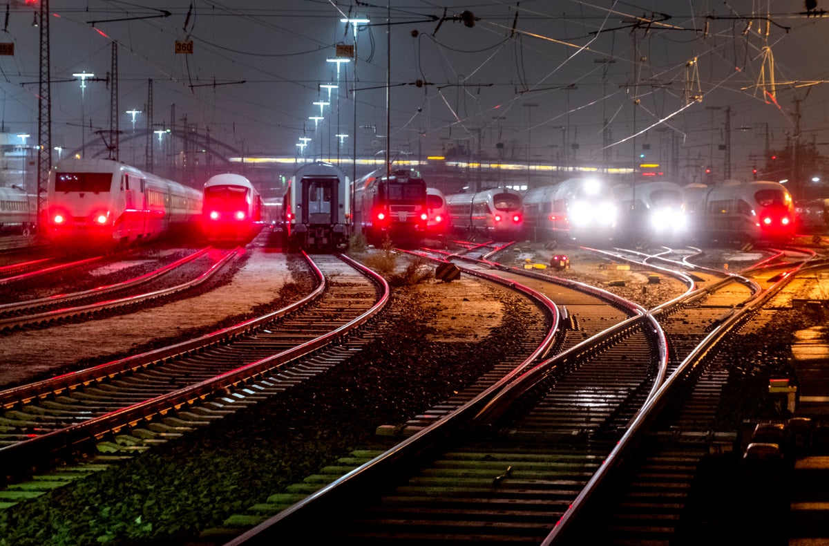 German rail workers begin 24-hour strike as pay talks stall