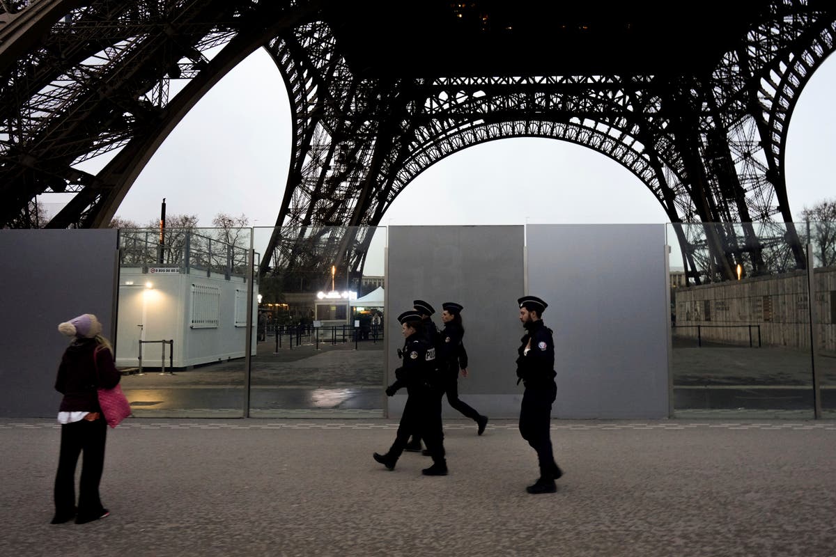 Френската полиция обръща внимание на фактора страх преди Олимпийските игри след смъртоносна атака близо до Айфеловата кула