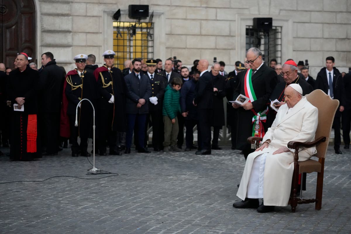 Папа Франциск прави първите си публични изяви, откакто беше поразен от бронхит