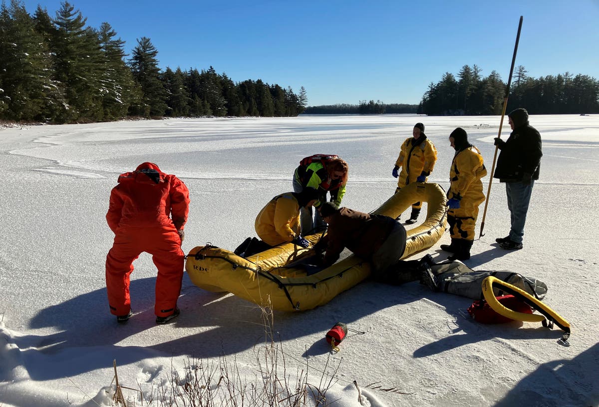 Мъж от Мейн умира, докато проверява дебелината на езерния лед, казват надзиратели