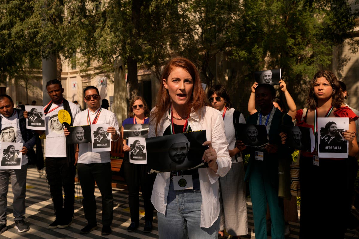 Протестиращите на срещата на върха на UN COP28 за климата демонстрират за затворени емиратски, египетски активисти