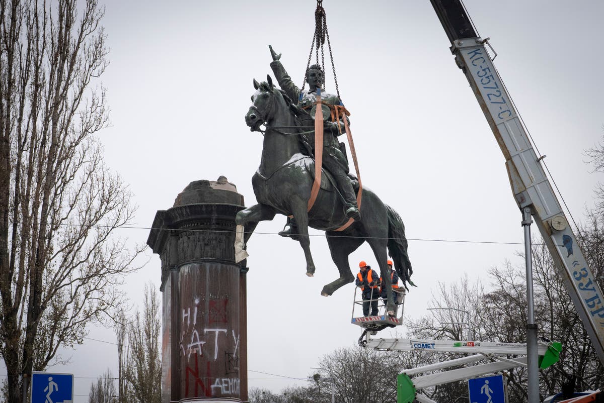 Статуя от съветската епоха на командир на Червената армия, свалена в Киев