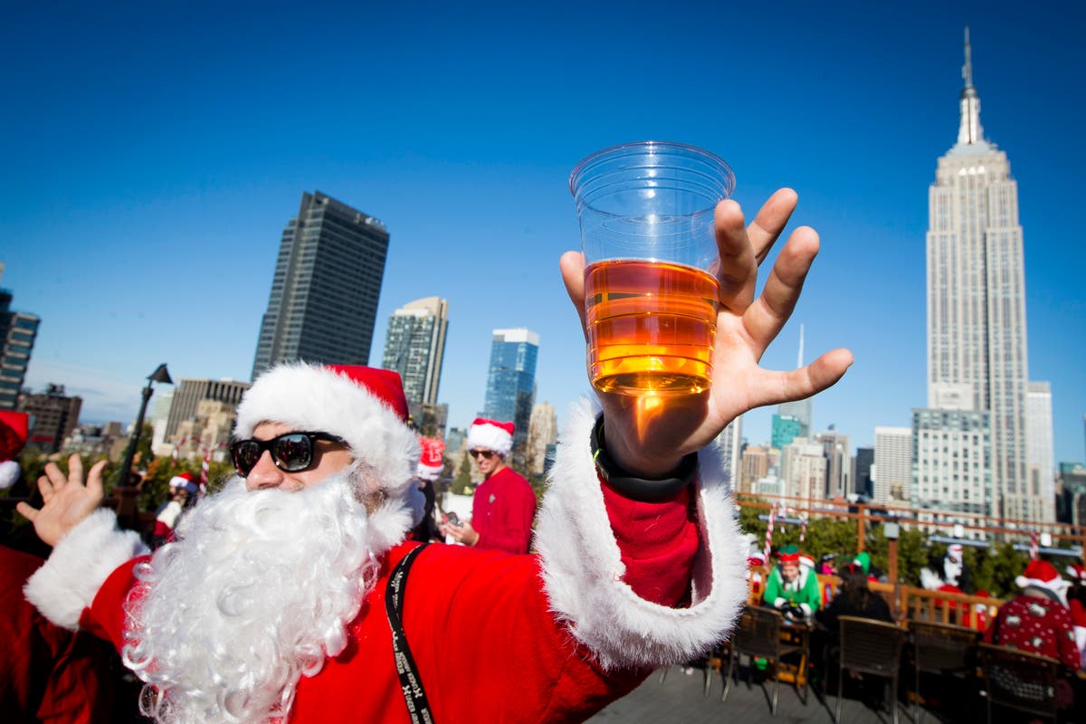 Хиляди празнуващи се спускат в Ню Йорк за годишното обхождане на баровете на тема Дядо Коледа SantaCon