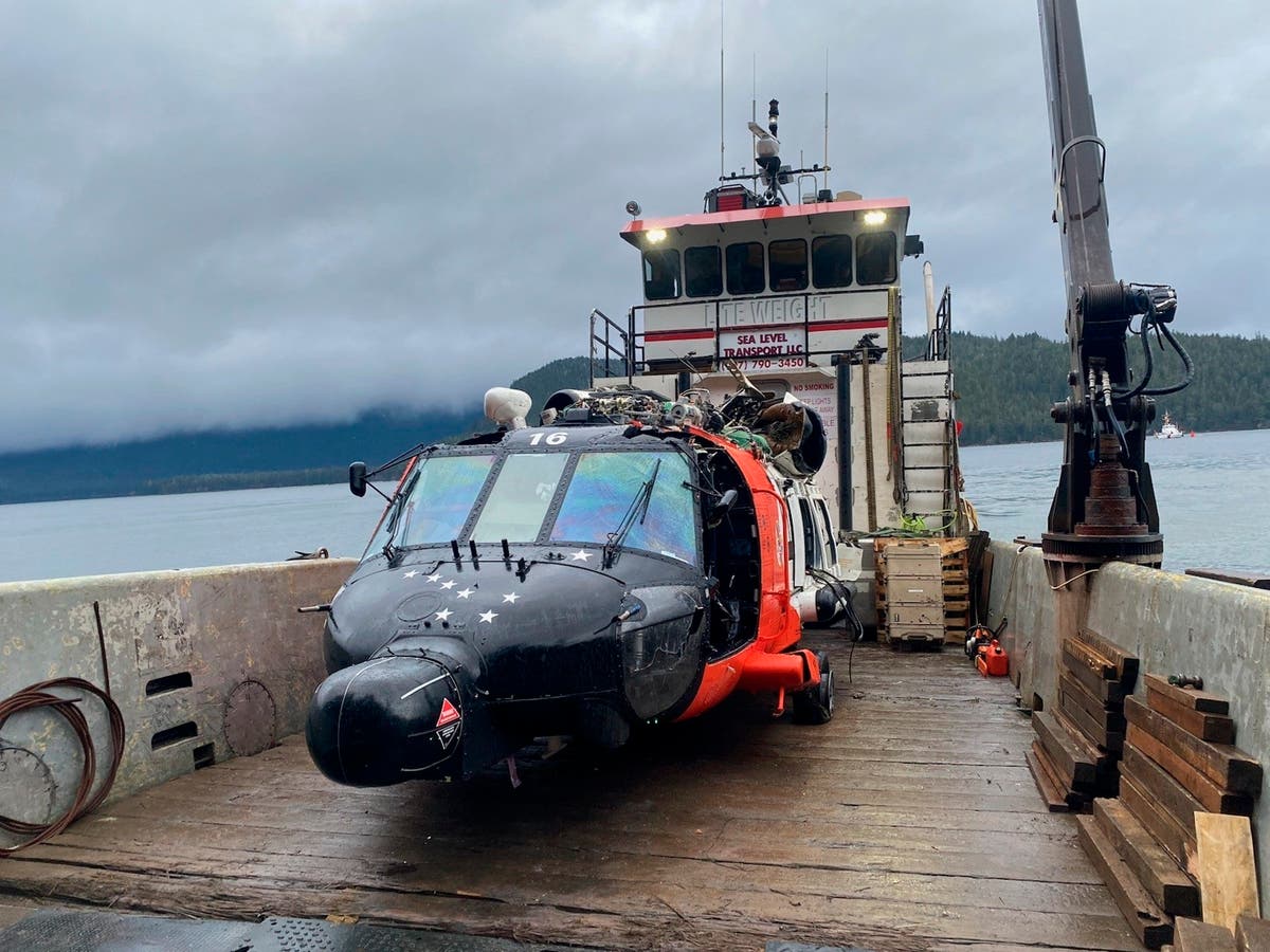 Хеликоптерът на бреговата охрана на САЩ, който се разби по време на спасителна мисия в Аляска, е изваден