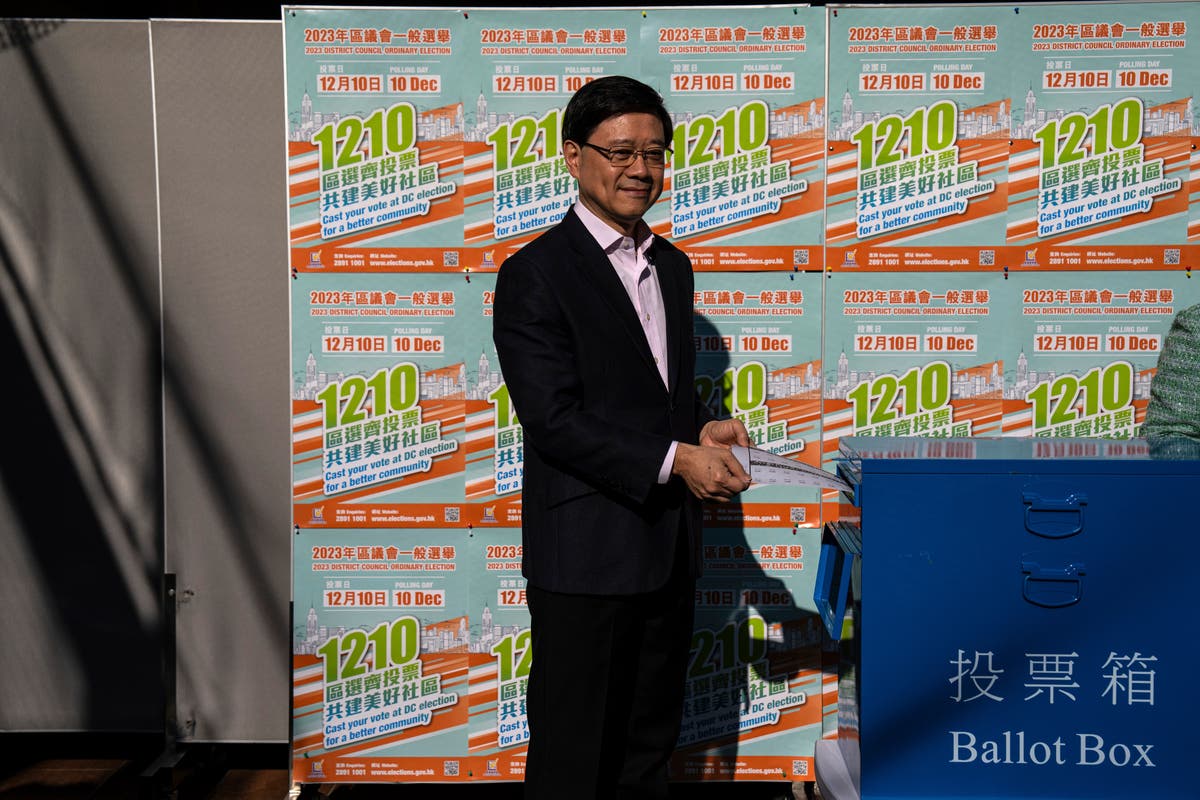 Хонконг провежда първите избори за общински съвет съгласно нови правила, които изключват продемократичните кандидати
