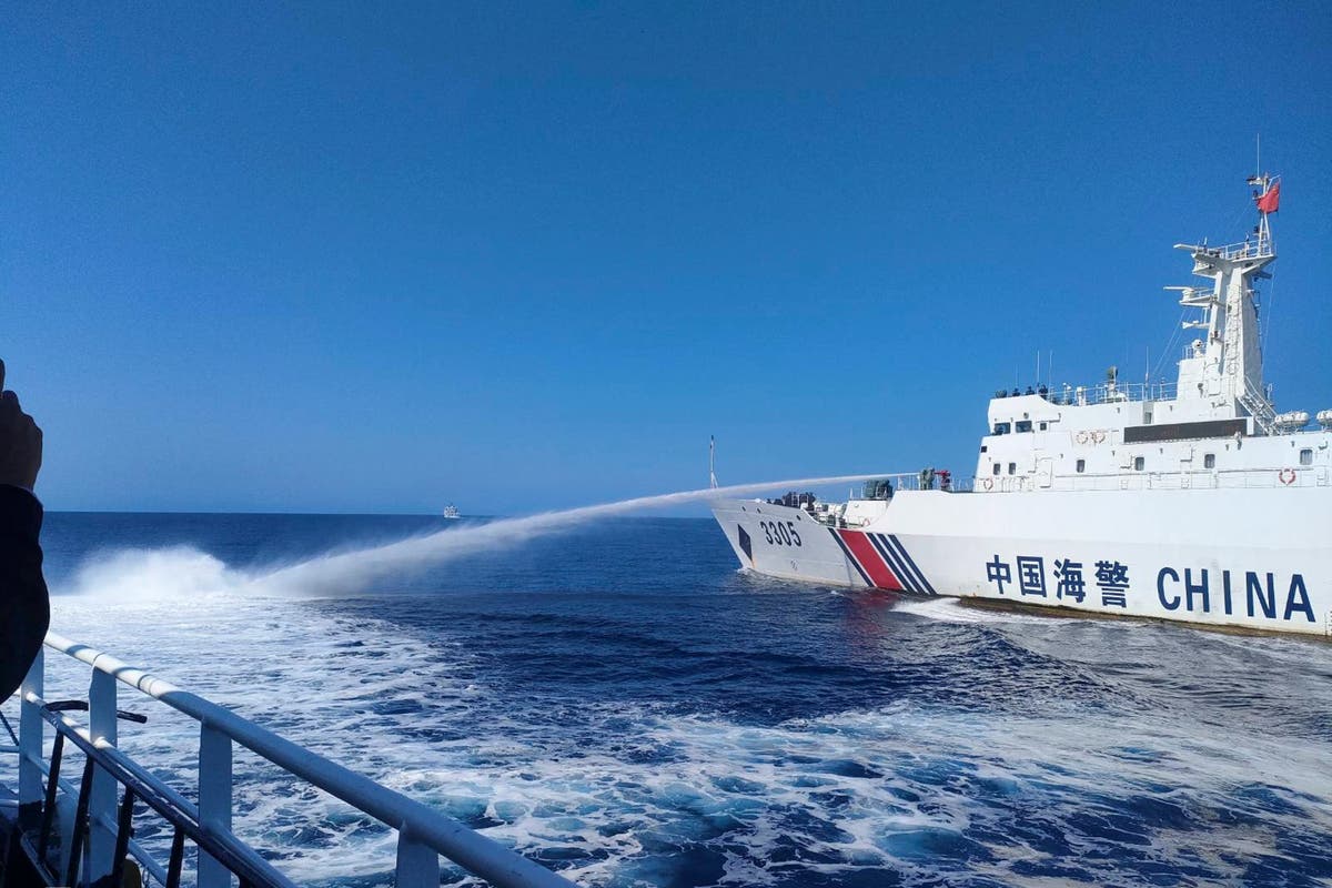 Филипините казват, че китайската брегова охрана е атакувала нейни плавателни съдове с водни оръдия за втори ден
