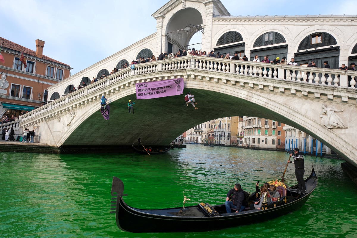 Канале Гранде във Венеция боядиса във флуоресцентно зелено от активисти за климата