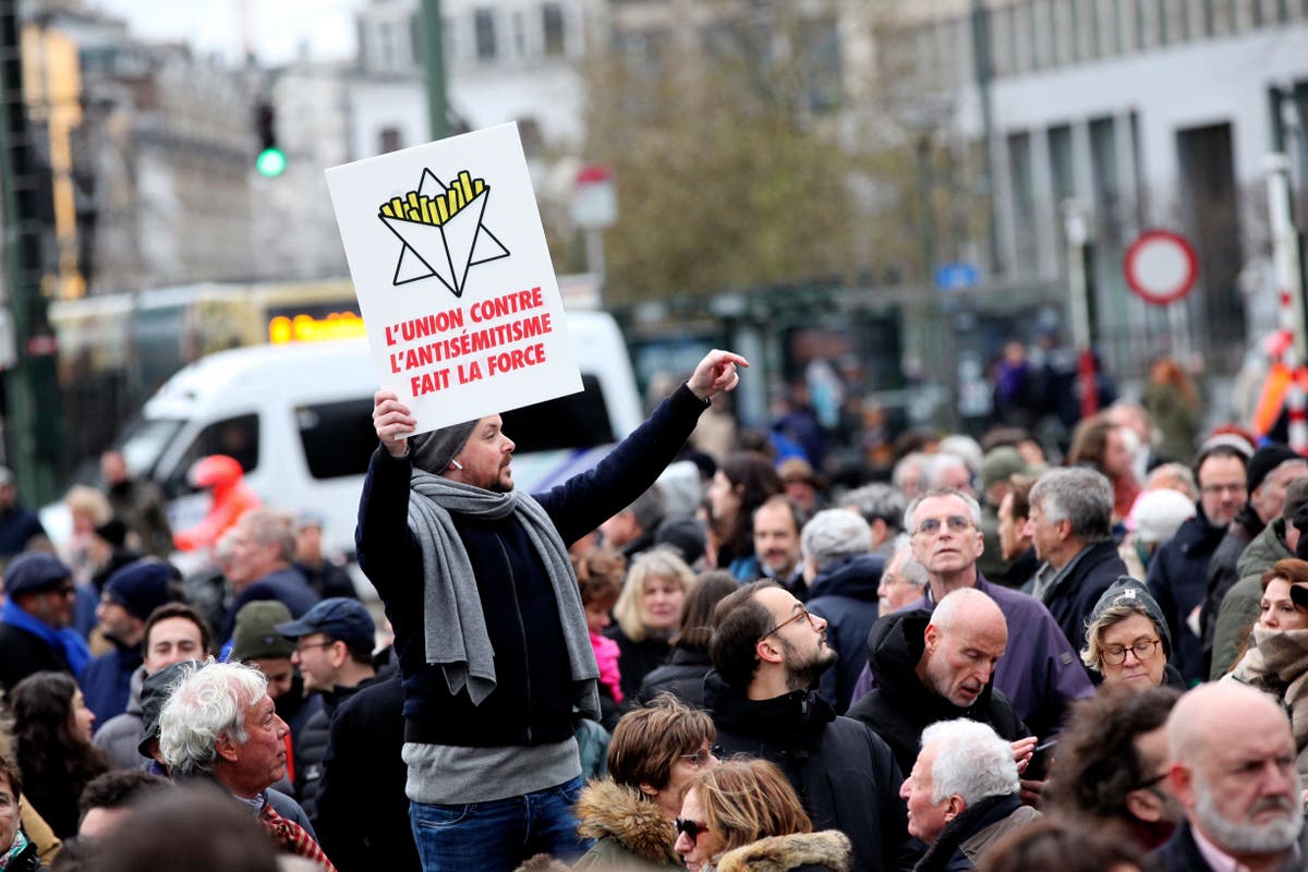 Маршируващите на митинга в Брюксел издигнаха плакати с надписи Не