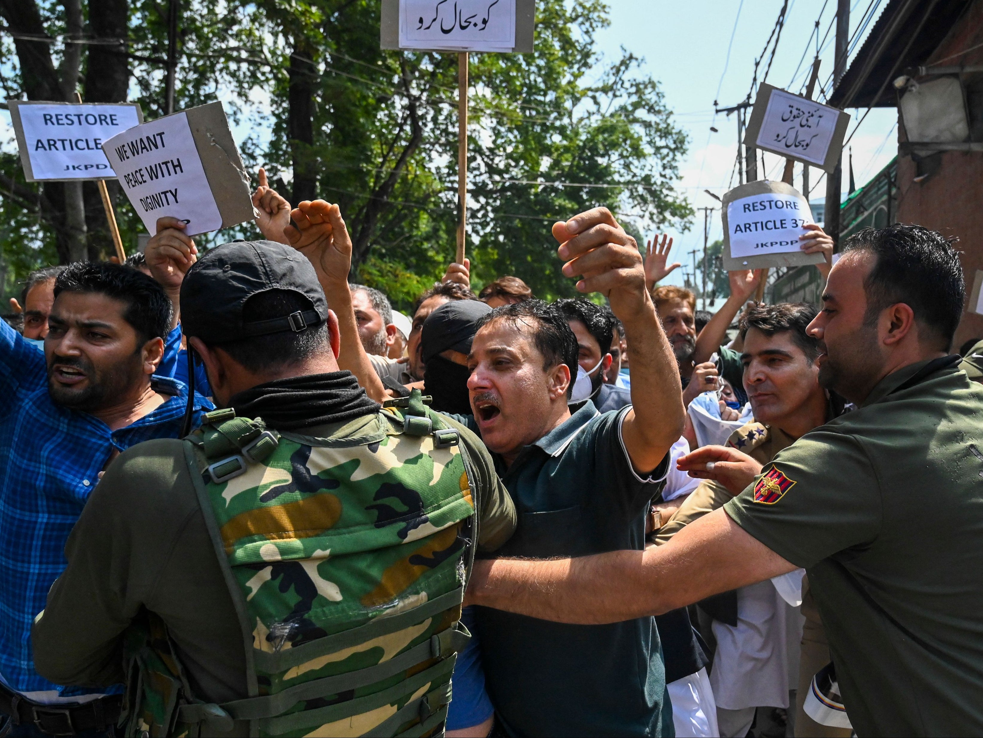 <p>File: Police stop activists as they protest against the scrapping of Article 370 of Jammu and Kashmir, in Srinagar on 5 August 2022</p>