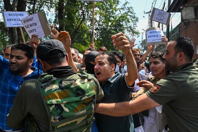 <p>File: Police stop activists as they protest against the scrapping of Article 370 of Jammu and Kashmir, in Srinagar on 5 August 2022</p>