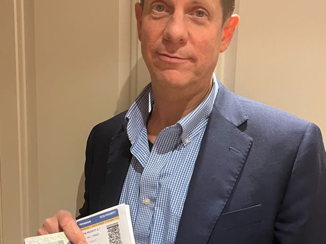 <p>Prueba documental: Mark Starkey con su pasaporte y tarjeta de embarque de Ryanair. </p>
