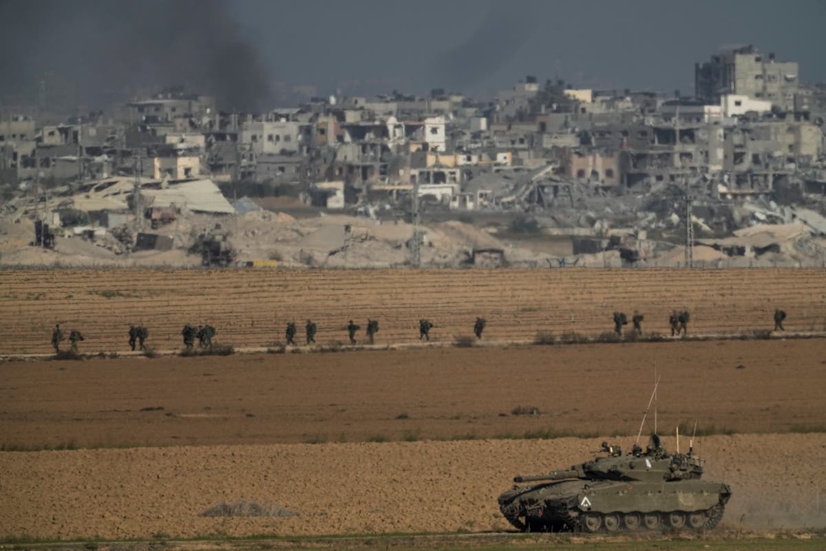 Израел се бие с бойци в главните градове на Газа, като цивилни все още са блокирани близо до фронтовите линии