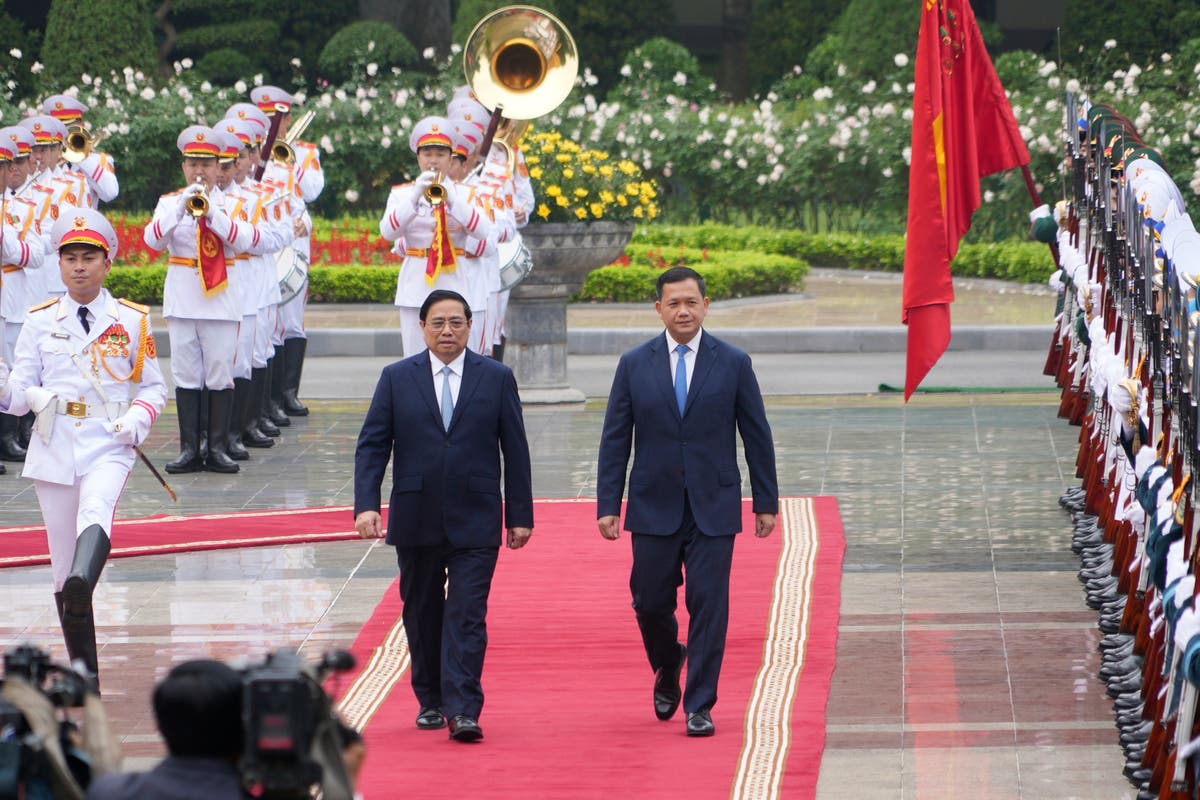 Лидерът на Камбоджа провежда разговори в съседен Виетнам при първото си посещение, откакто стана министър-председател