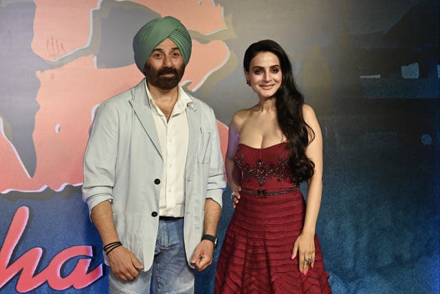 <p>Bollywood actors Sunny Deol (L) and Ameesha Patel (R)</p>