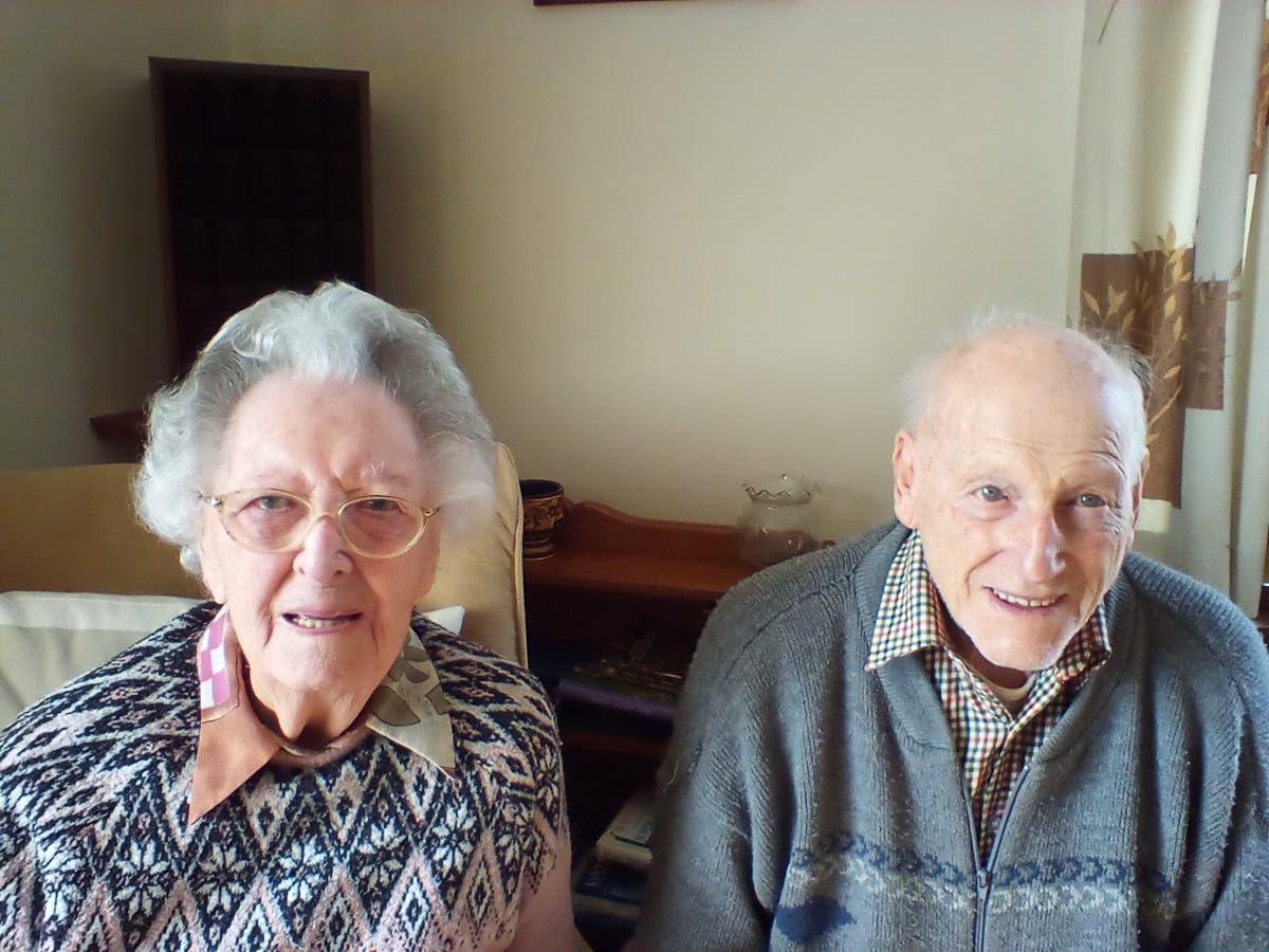 Двойката която живее заедно в дом за възрастни в Уингам