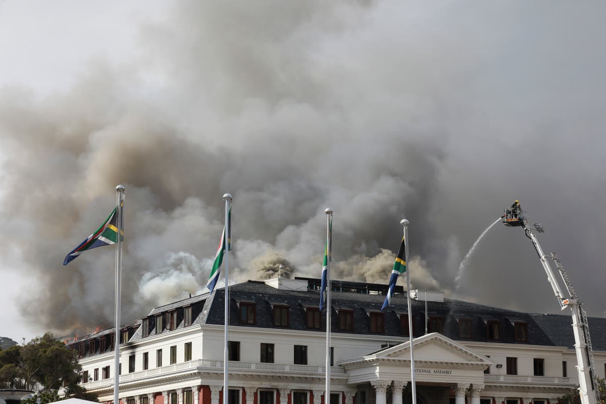 Мъжът, обвинен в тероризъм заради пожар в южноафриканския парламент, е обявен за негоден да бъде изправен пред съда