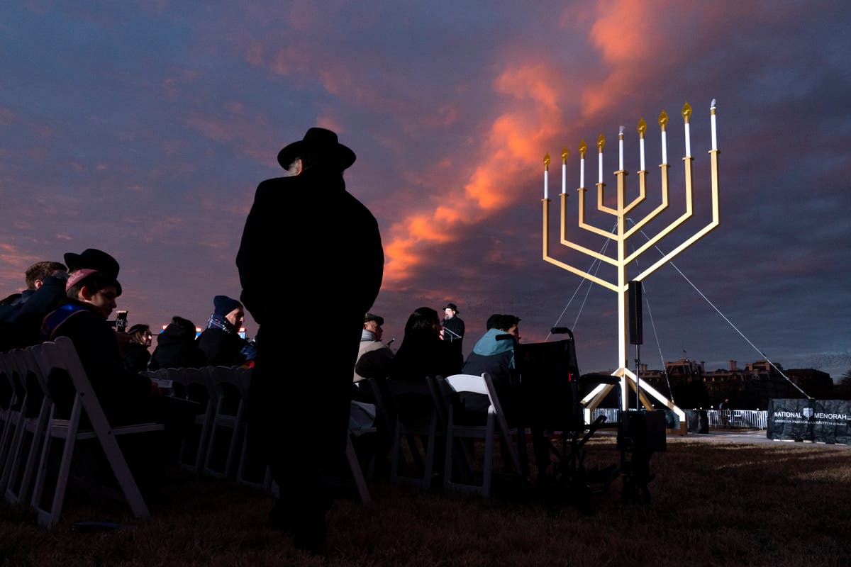 Менора се запалва всяка нощ по време на осемдневния еврейски