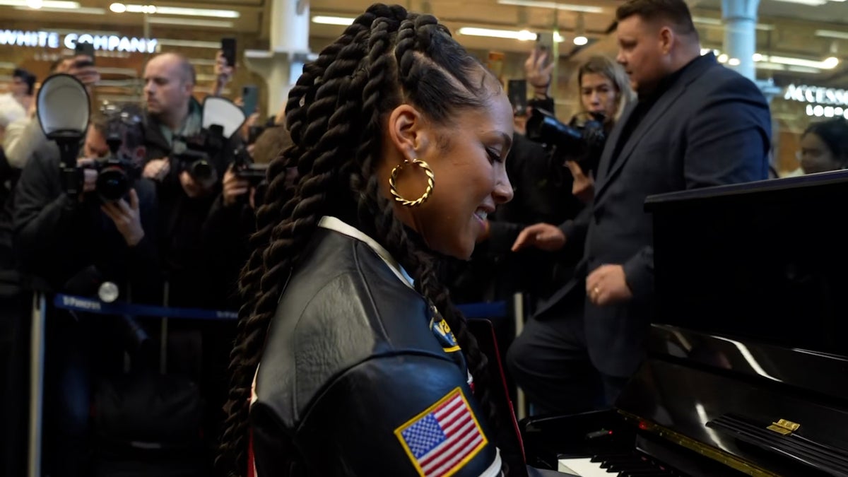 Alicia Keys surprises commuters as she performs at London’s St Pancras train station